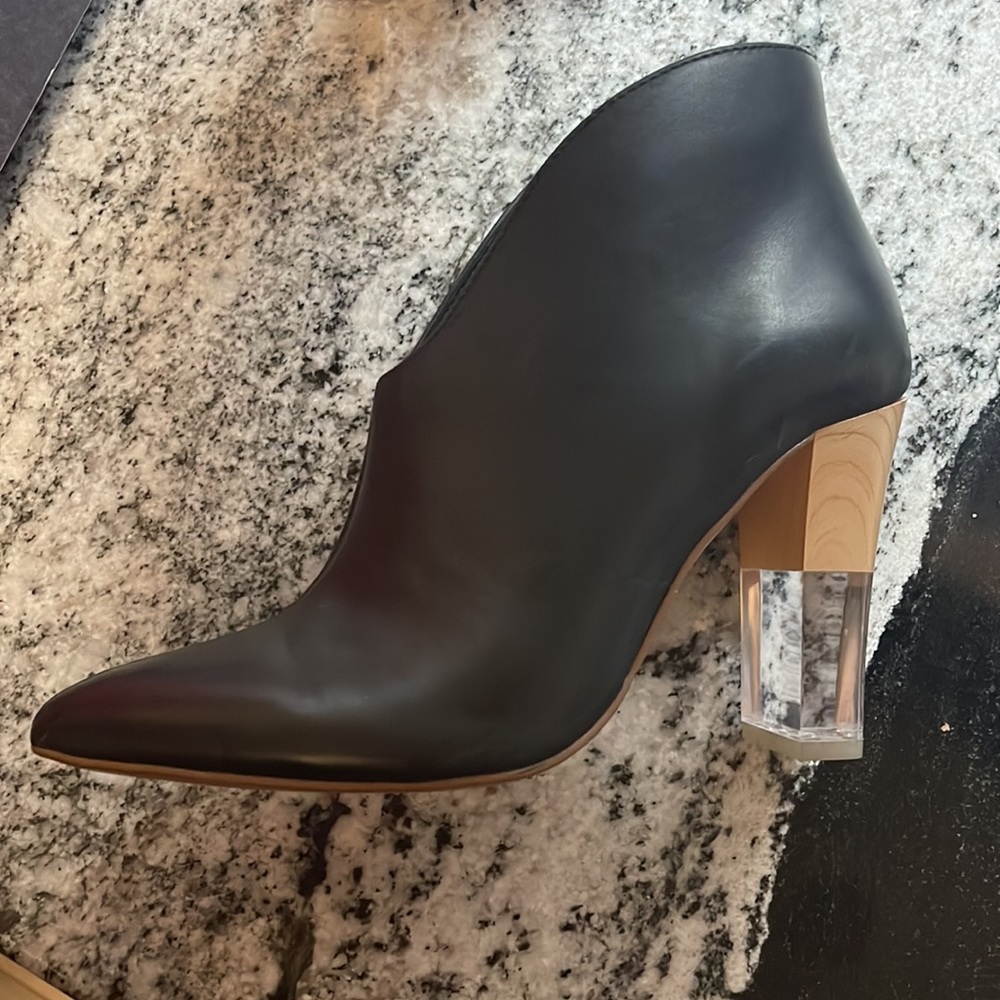 42 Gold Kisses Bootie Black Leather upper & lining/synthetic sole
Made in Brazil